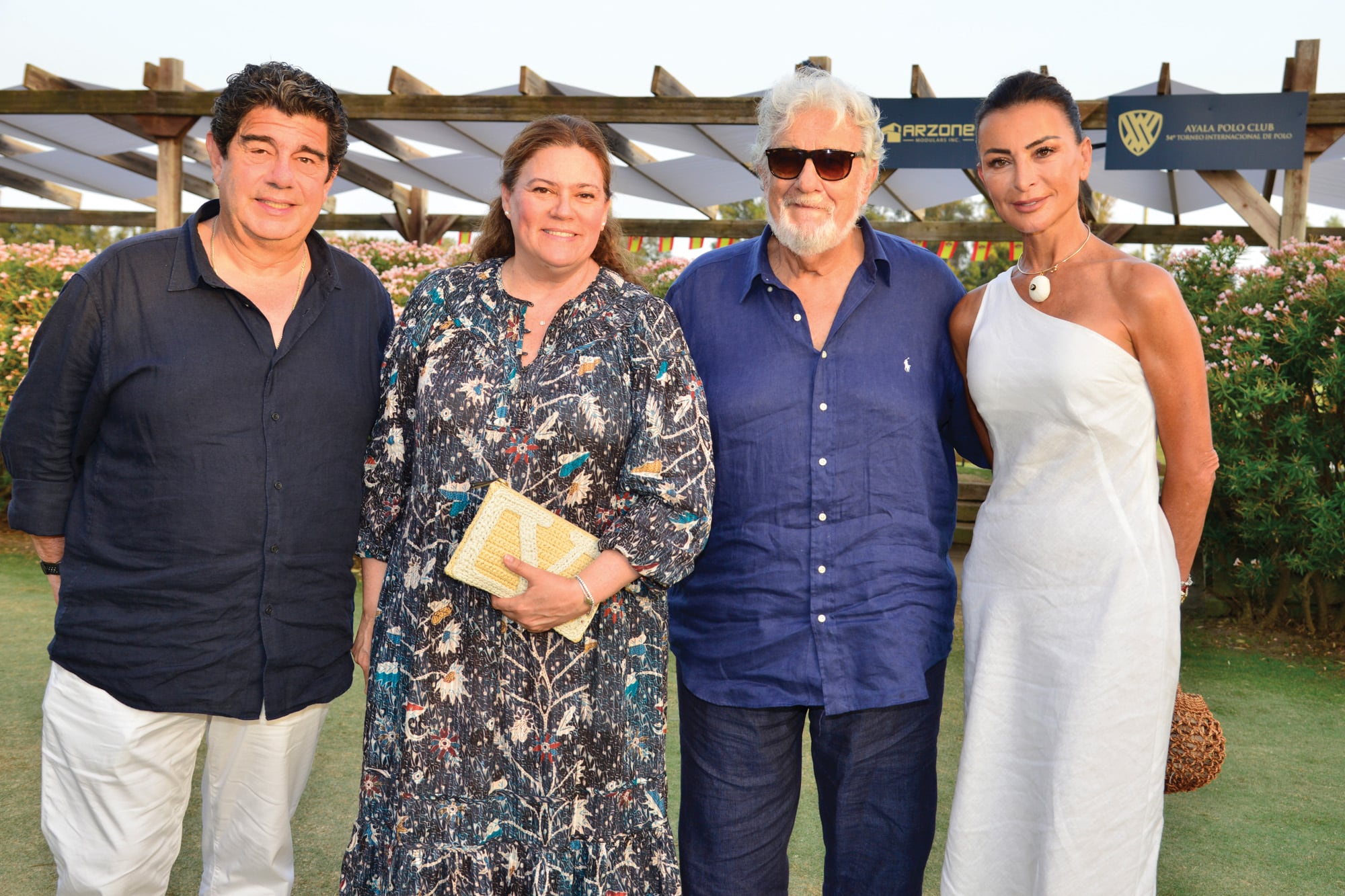 El tenor Placido Domingo (con anteojos) vio el match acompañado por su hijo Álvaro Domingo y su mujer Renee, y por Silvia Cuétara, espléndida con un vestido de lino con escote asimétrico y mini bag de fibras naturales