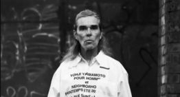 Fue una estrella de los 90, se dejó las canas y vive a su manera