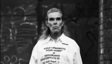 Fue una estrella de los 90, se dejó las canas y vive a su manera