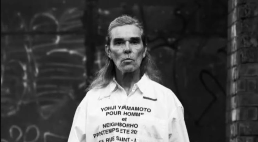 Fue una estrella de los 90, se dejó las canas y vive a su manera
