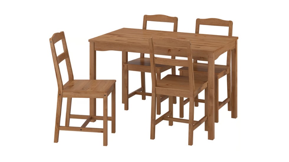 Vista de comedor de Ikea hecho con madera de pino.