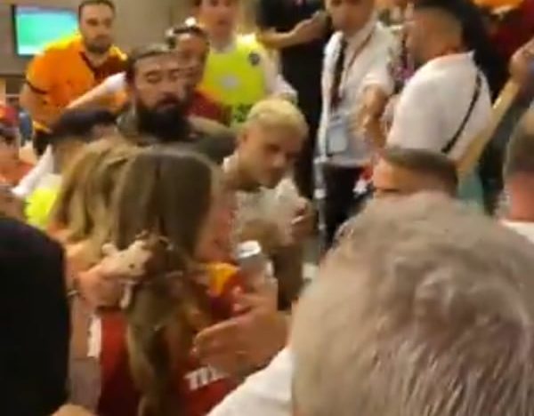 Escándalo en Turquía: el video de Mauro Icardi pegándole un cabezazo a un fan en frente de la China Suárez