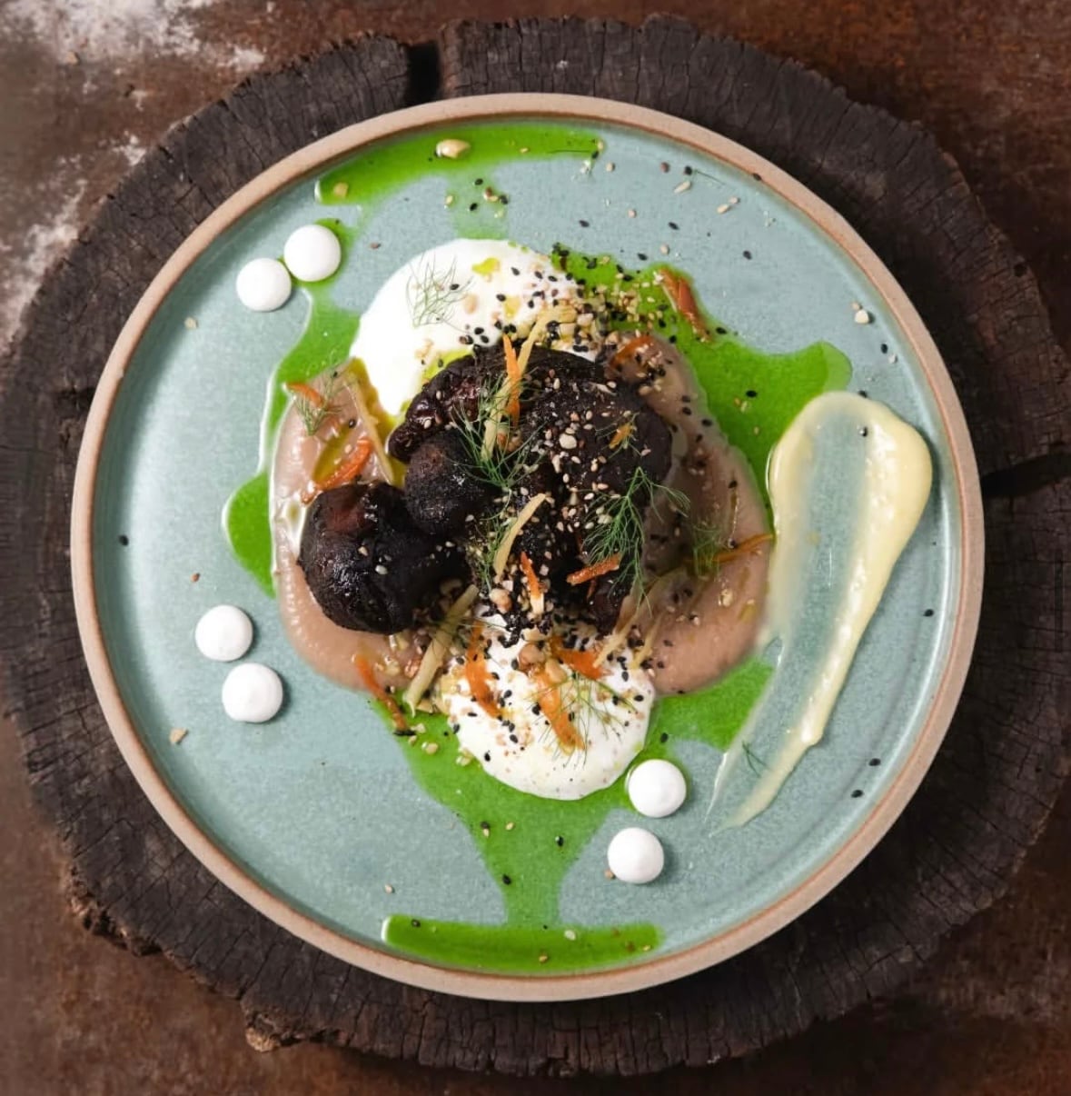 Melena de león con puré de membrillo, labneh y dukka