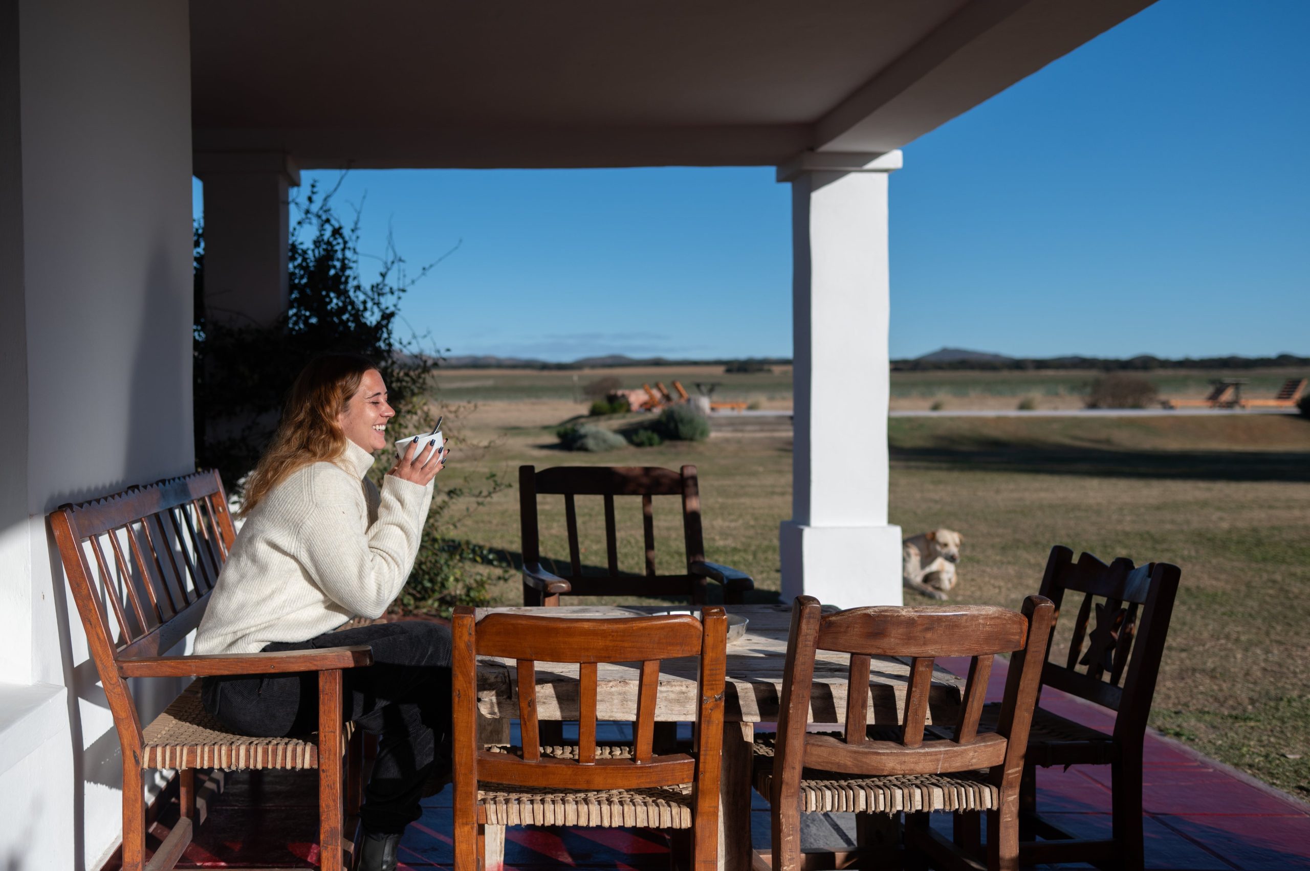 La casa cuenta con una generosa galería que da a los sembrados y al patio central