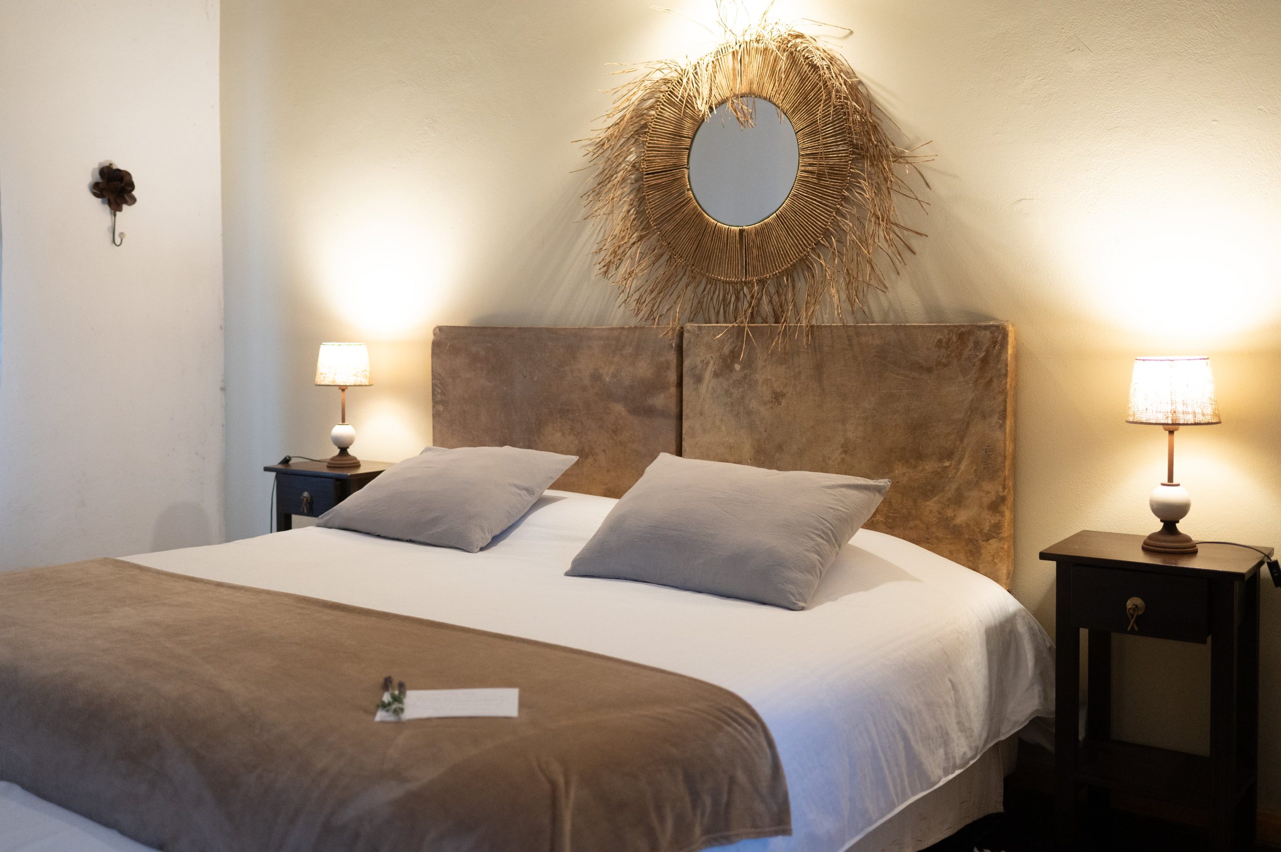 Las suites del ala nueva son espaciosas, de techos altísimos con ventanas que dan al campo y un cuarto de baño gigante