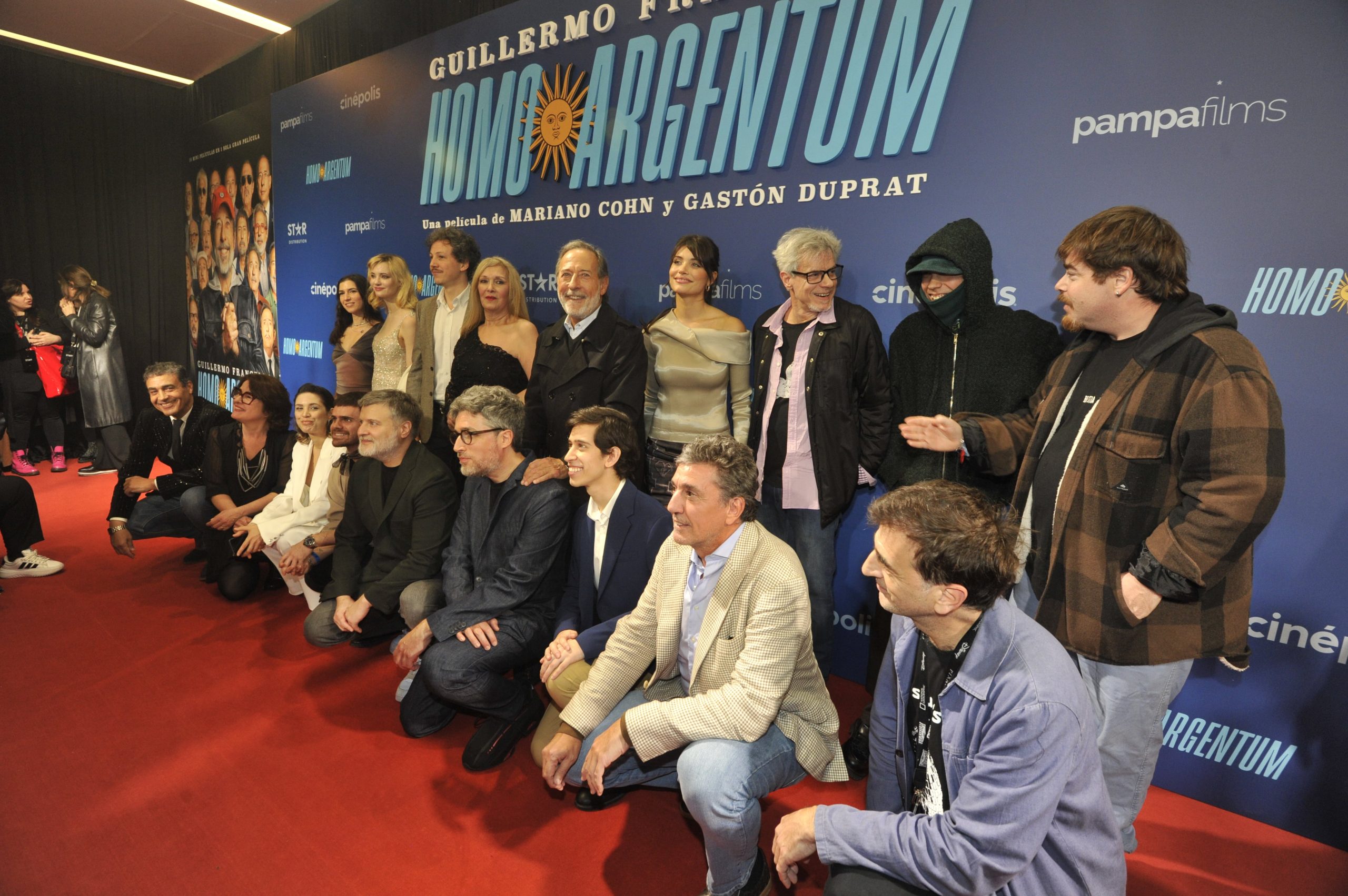 Parte del elenco de Homo Argentum en la Avant Premiere 