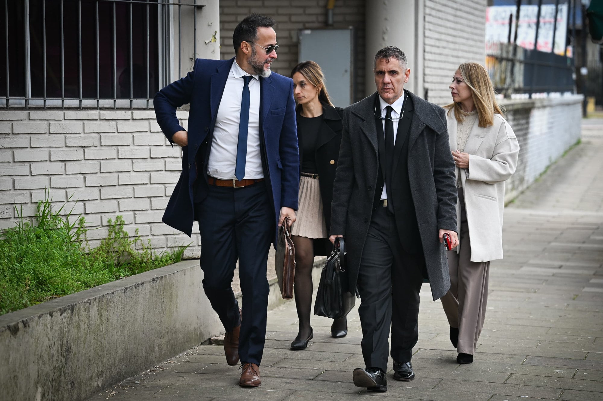 El equipo completo de abogados de Julieta Prandi en las afueras de los tribunales