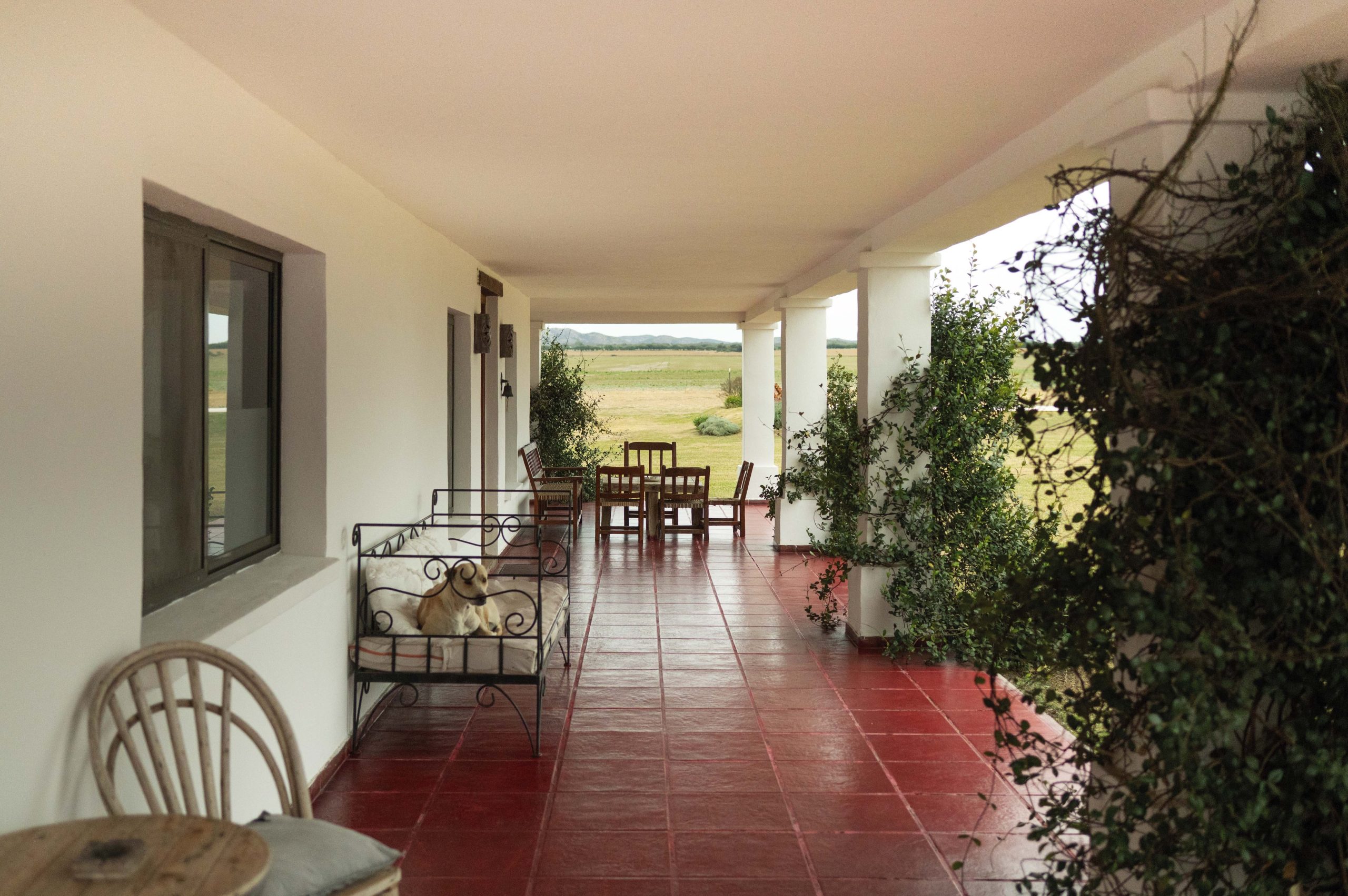 La casa cuenta con una generosa galería que da a los sembrados y al patio central
