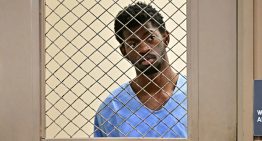 El rapero Lil Nas X fue acusado de agredir a la policía cuando fue detenido por caminar desnudo en la calle