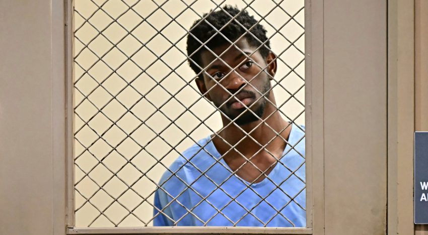 El rapero Lil Nas X fue acusado de agredir a la policía cuando fue detenido por caminar desnudo en la calle