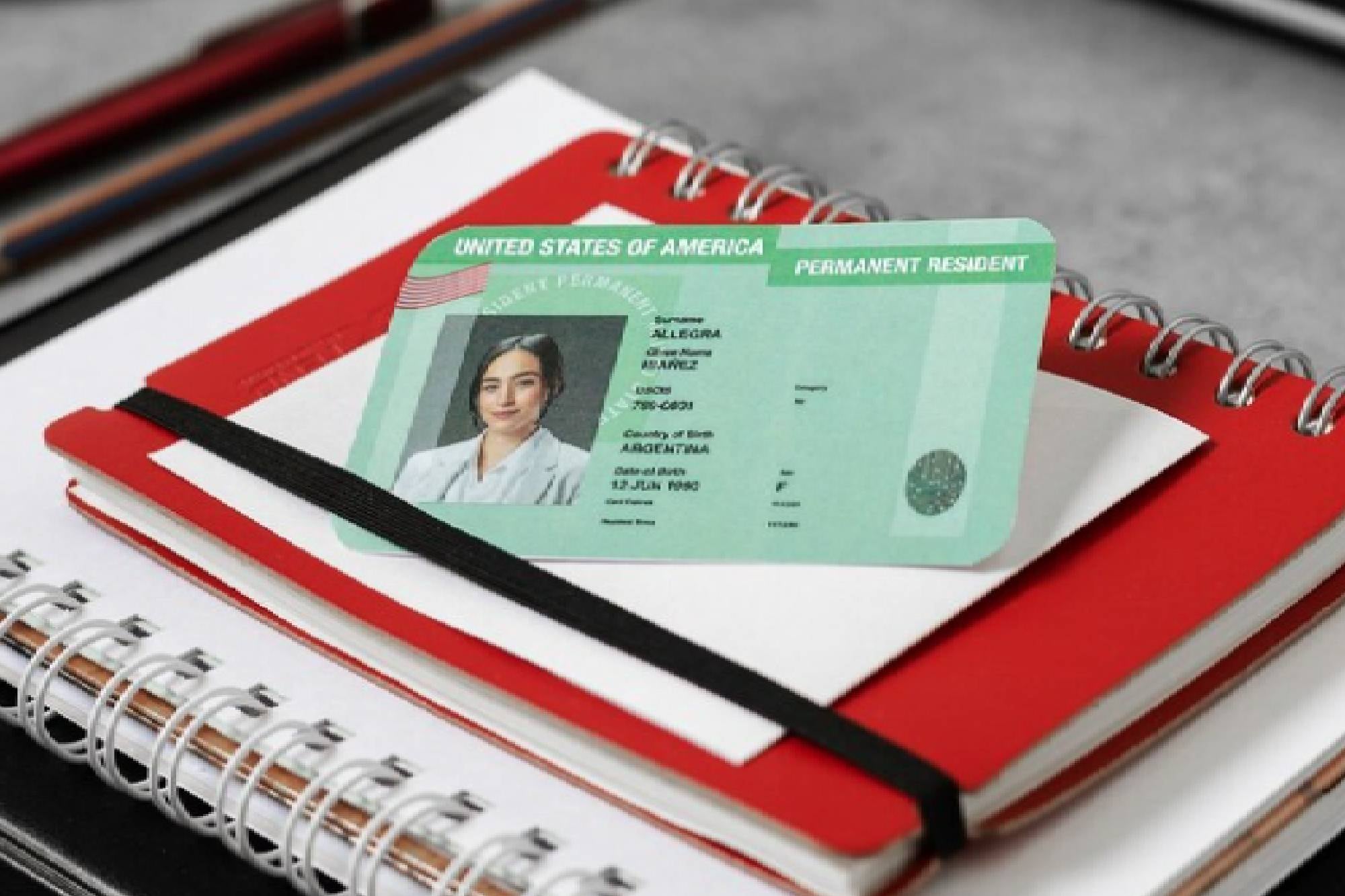 Solo los ciudadanos estadounidenses o los residentes permanentes pueden pedir la green card para un familiar extranjero