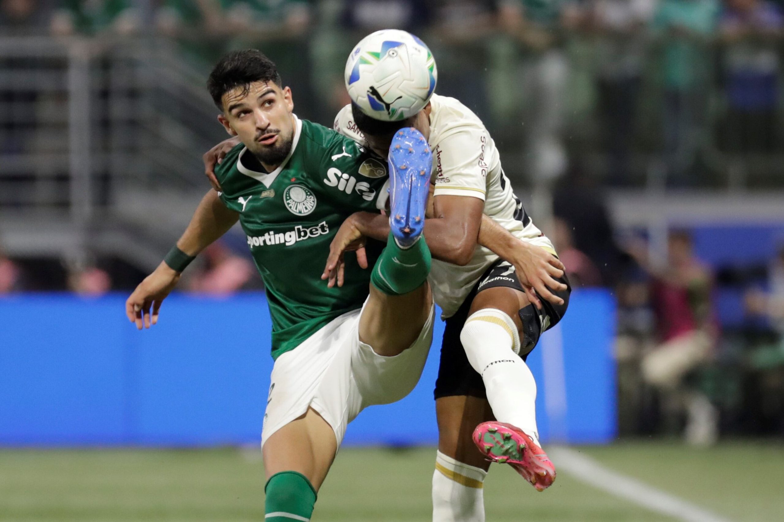 José Manuel López de Palmeiras y José Carabalí de Universitario el 21/08/2025 por los cuartos de final de la Copa Libertadores en Sao Paulo, Brasil. (Foto: EFE)
