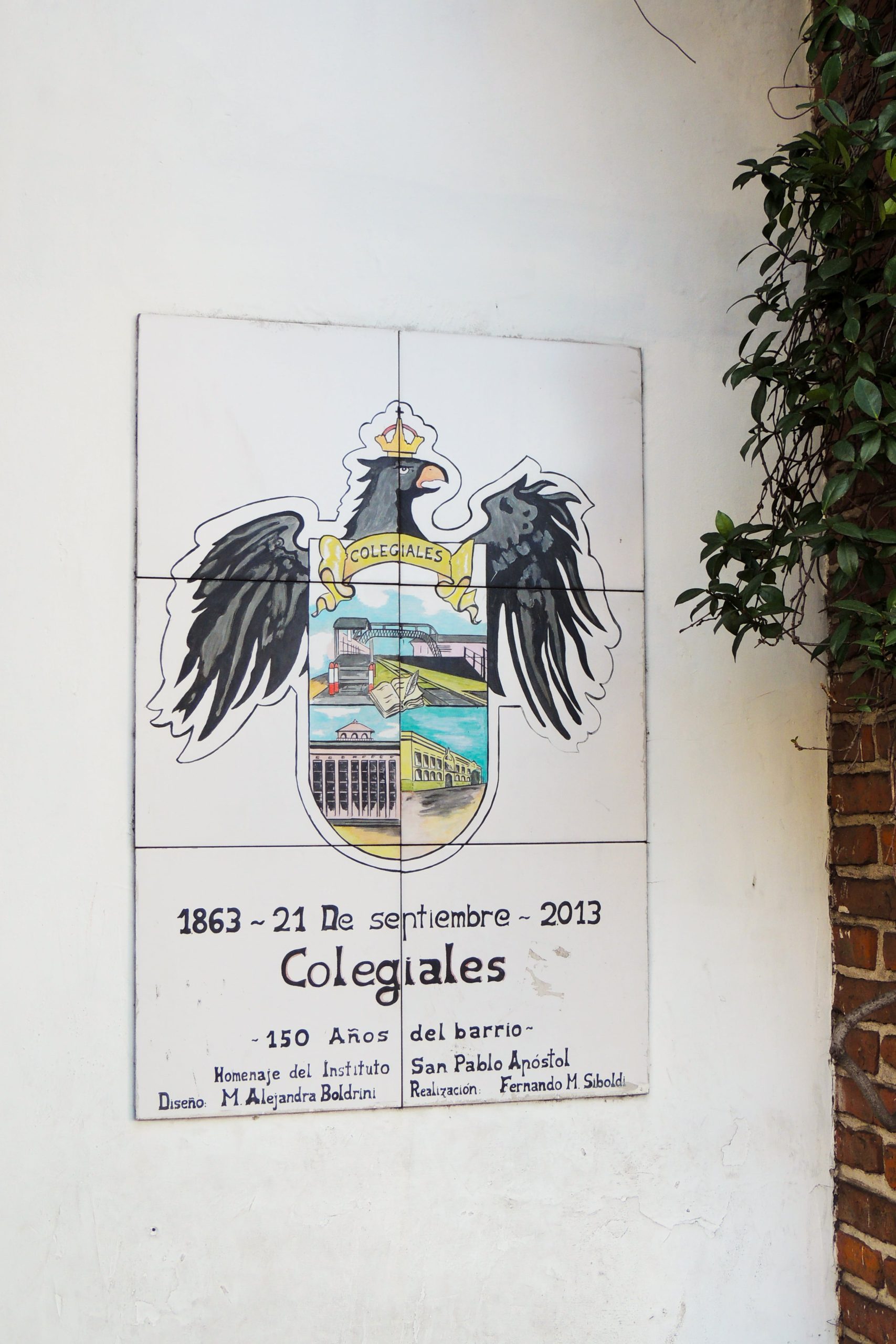 El escudo de Colegiales con estación, los silos y el patronato español