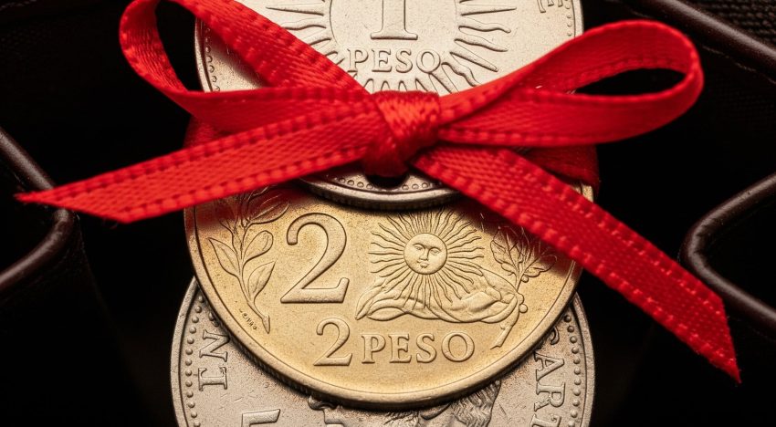 Dónde hay que poner monedas en agosto de 2025 para atraer más dinero, según el Feng Shui