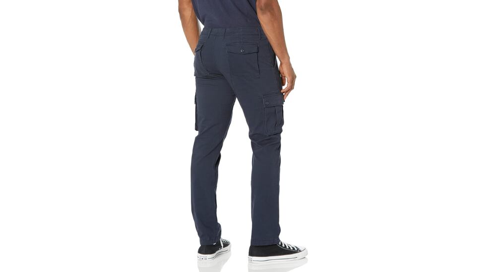 Los pantalones cargo cuenta con dos bolsillos traseros de tipo fuelle.