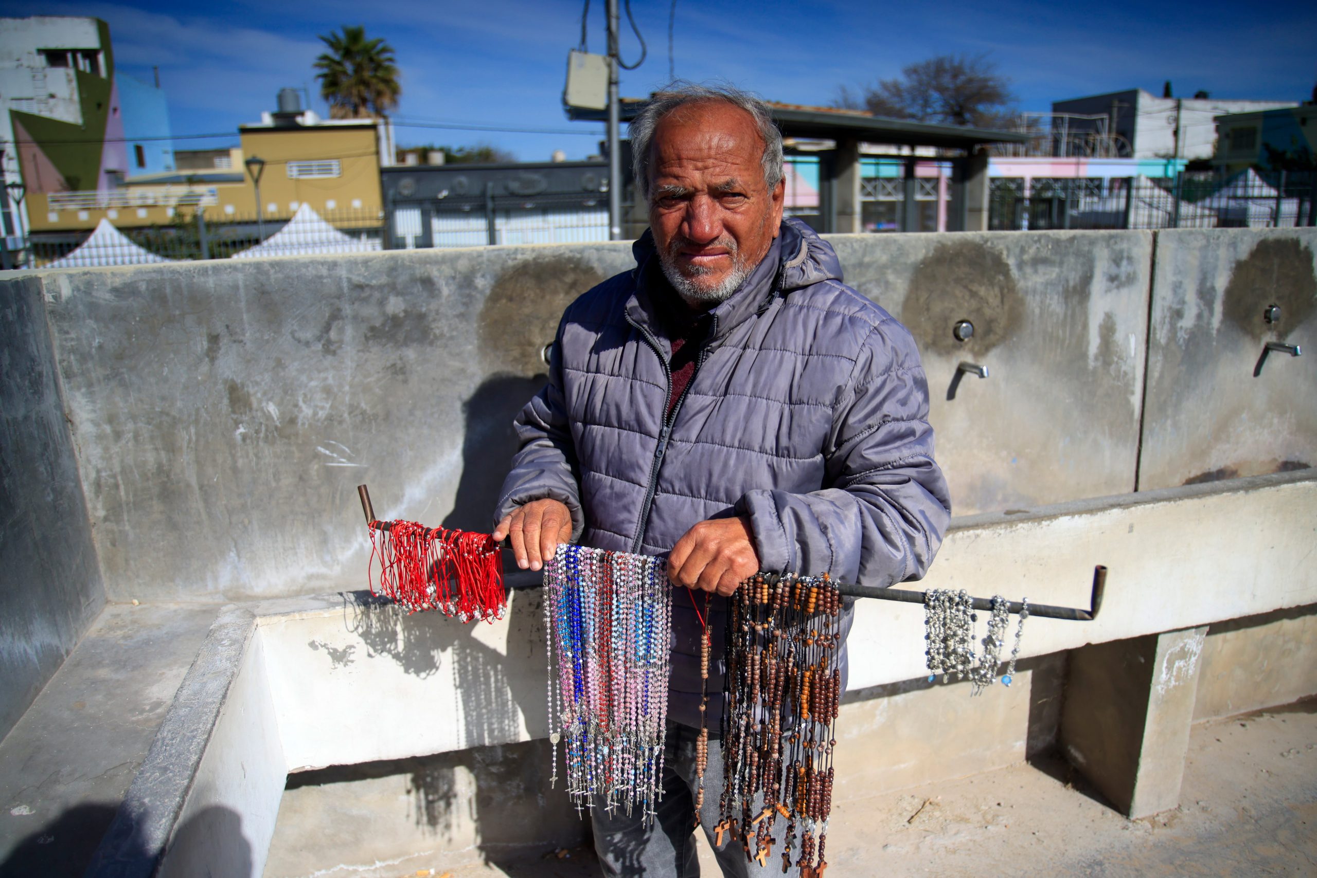 Daniel, vendedor ambulante, en el santuario de San Nicolás