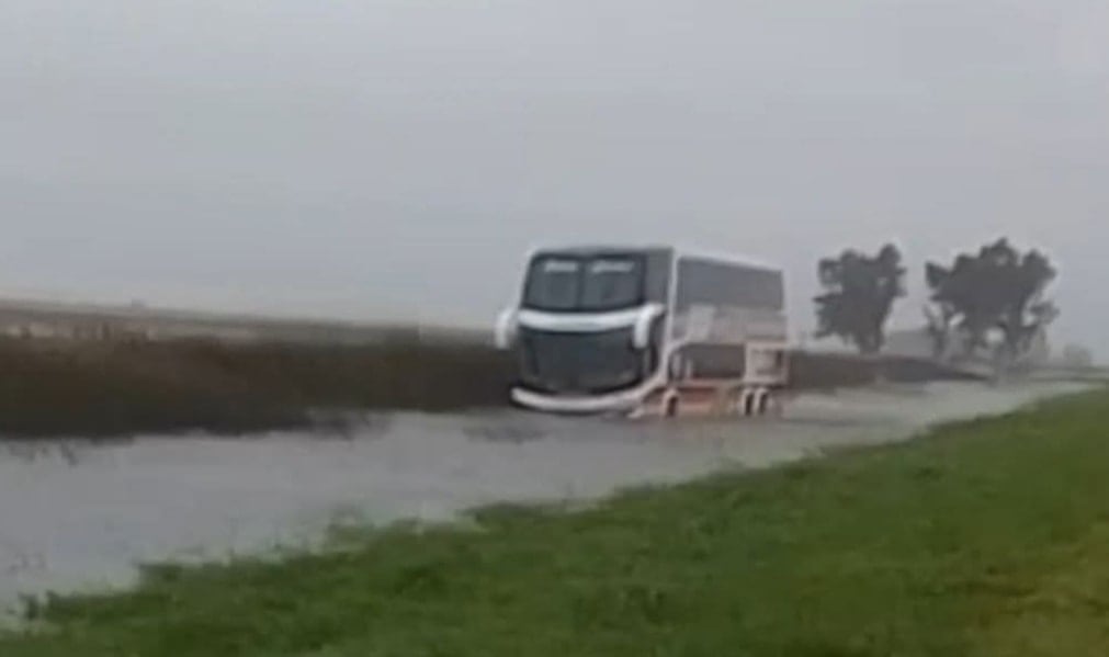 Ráfagas de viento empujaron a un micro hacia la banquina de la ruta 5 y los ocupantes debieron ser rescatados con lanchas.