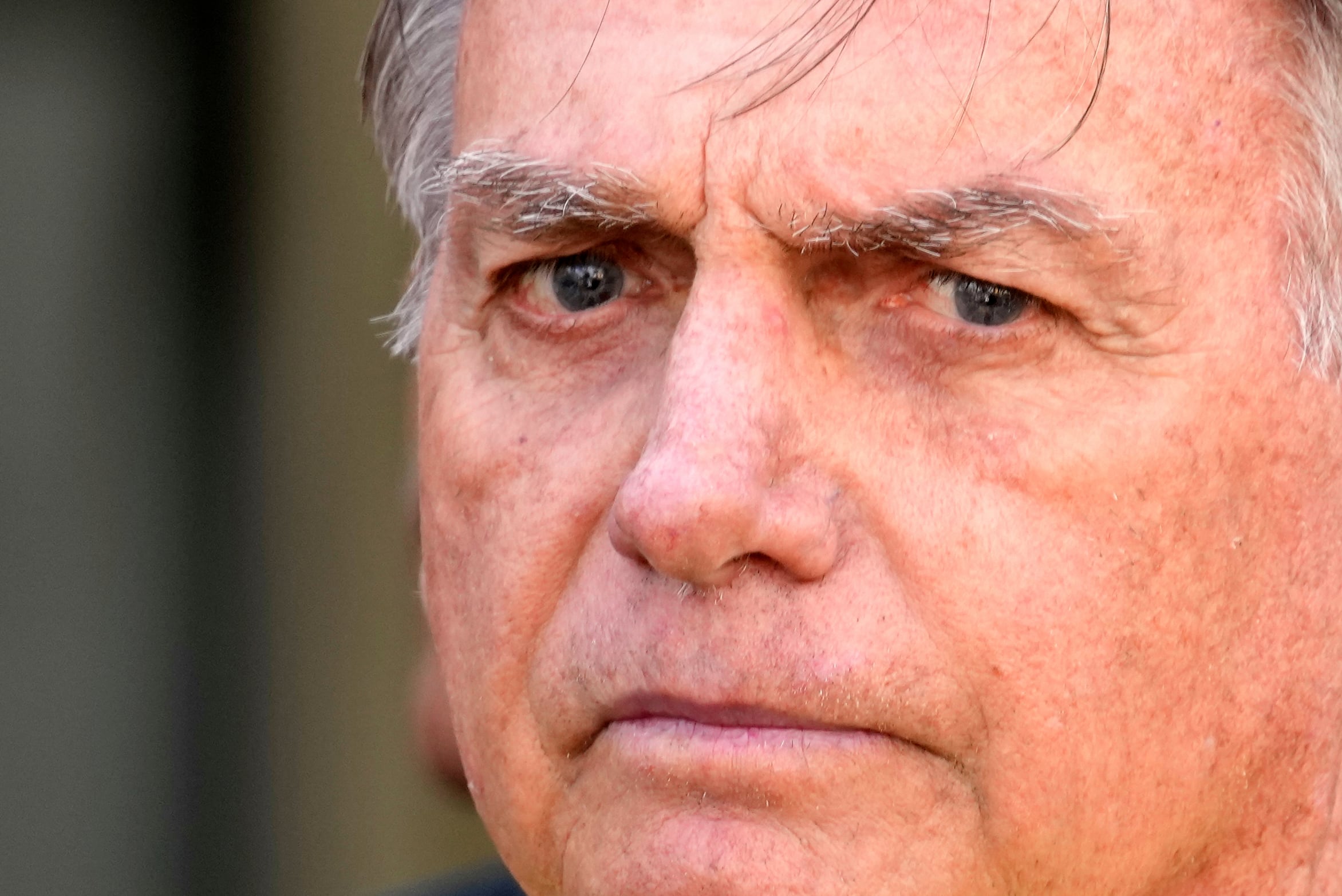 El expresidente de Brasil, Jair Bolsonaro, sale de un hospital de Brasilia, Brasil, el sábado 16 de agosto de 2025
