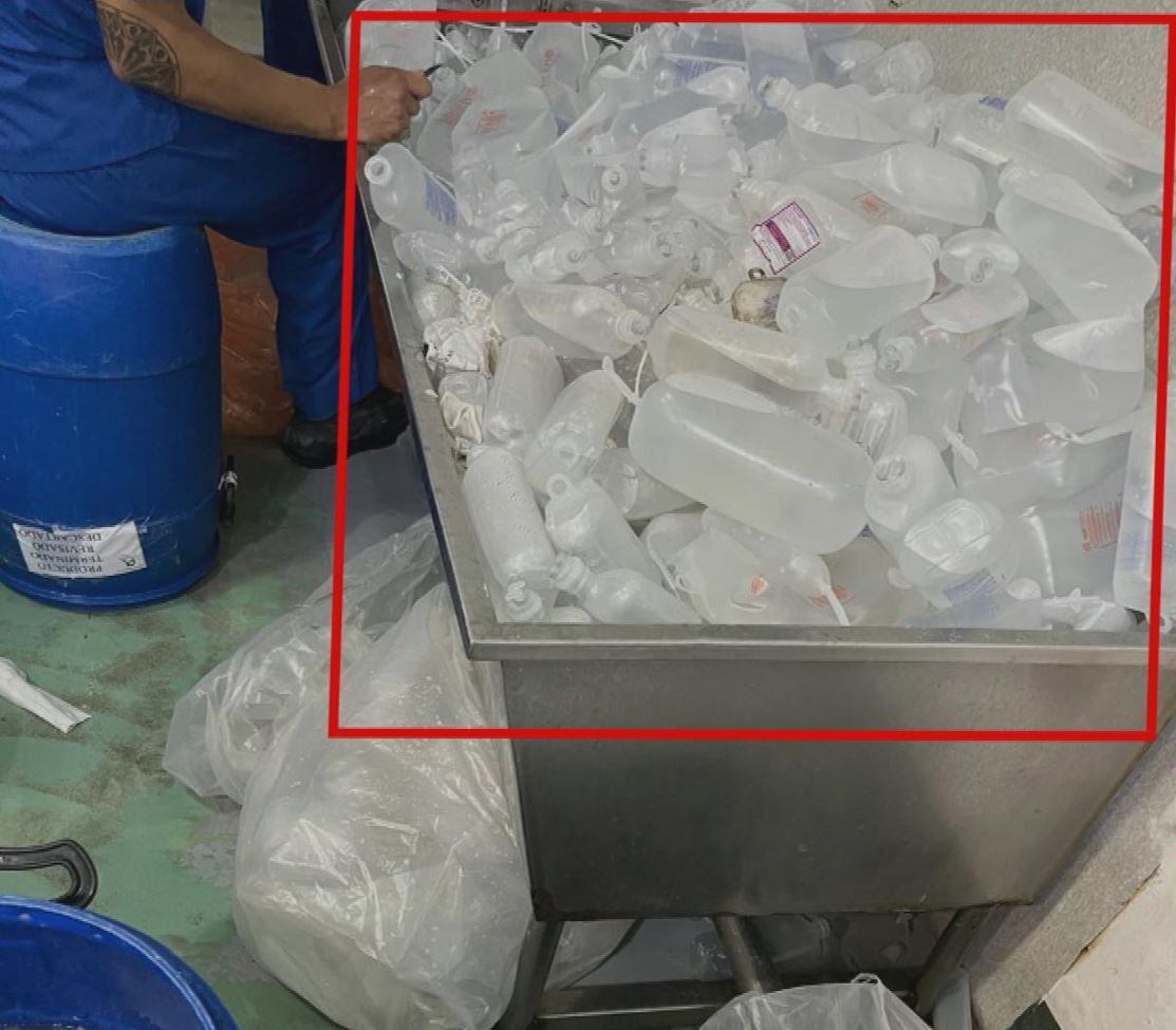 Las imágenes de la falta de higiene en la producción de medicamentos. (Foto: Telenoche)