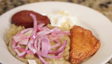 Dónde se consigue el mejor mangú dominicano de Nueva York: fue con su mamá a tres restaurantes y ella dio su veredicto