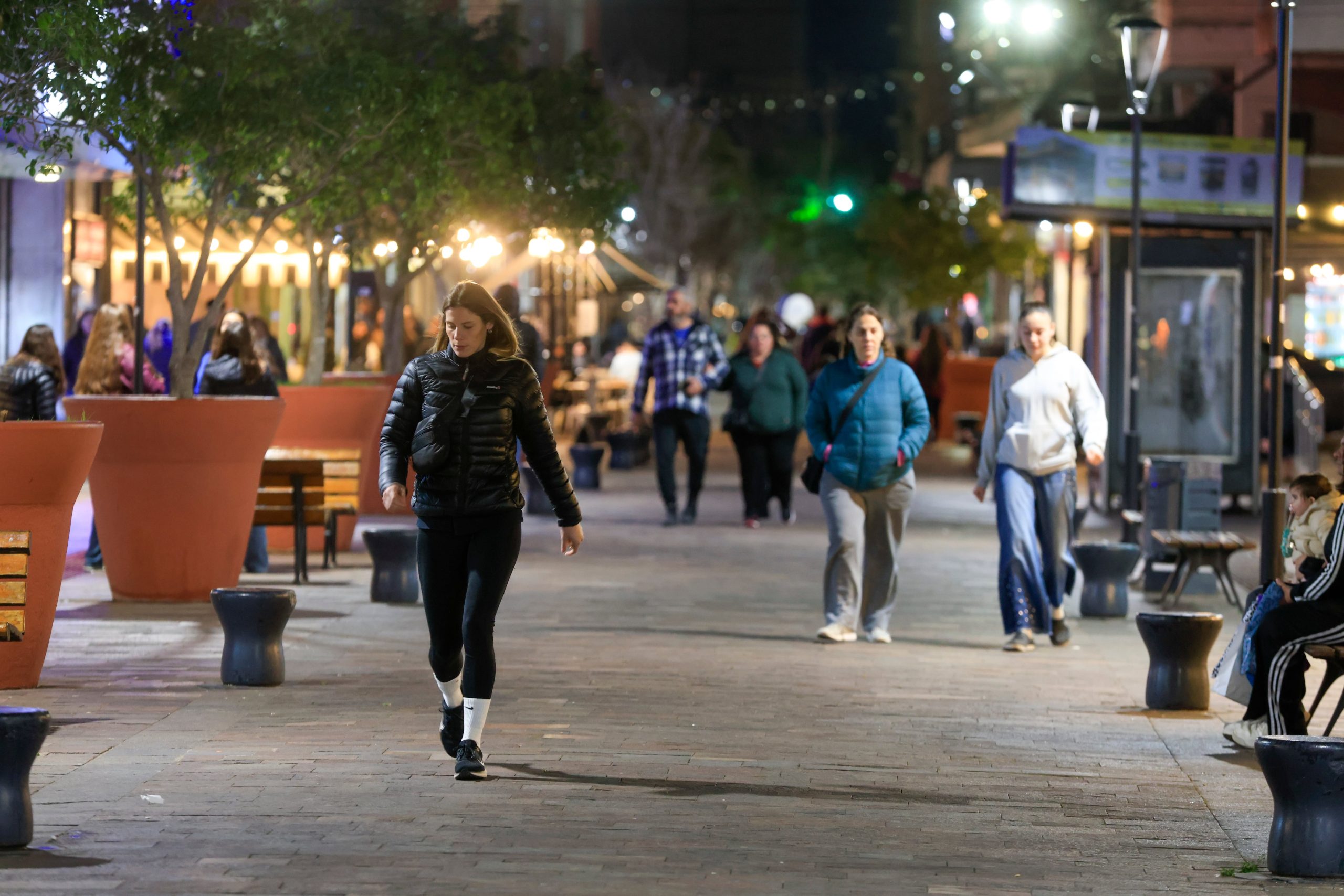 Cuando cae el sol, la peatonal San Nicolás en la localidad de Pergamino se activa hasta las 22