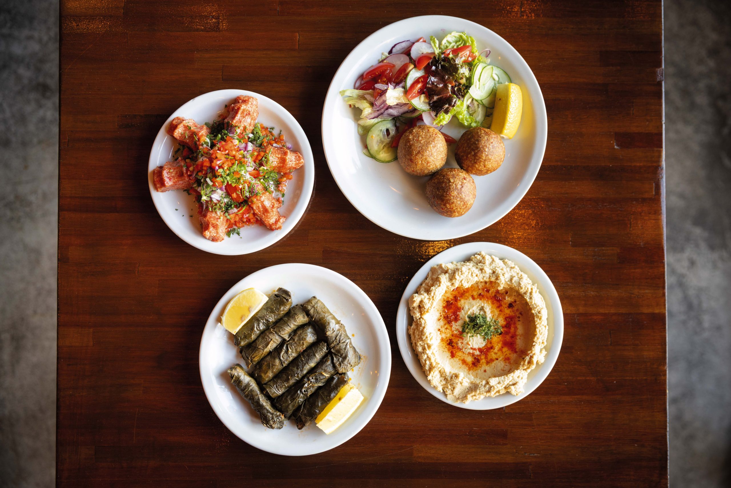 Falafel, hummus, chi kofte (keppe crudo) y sarmá (hojas de parra)