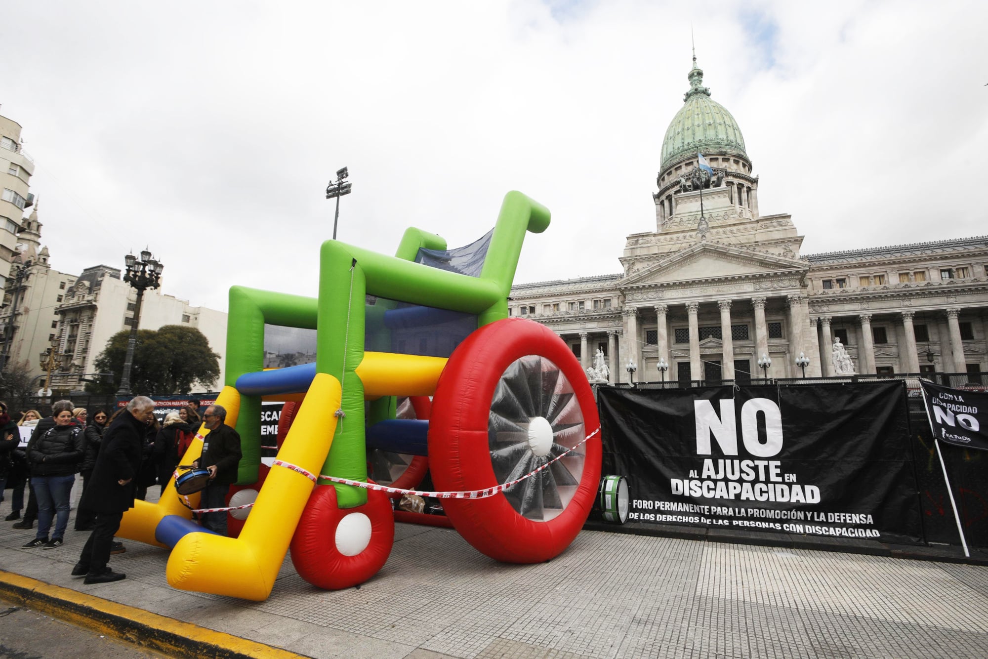Marcha contra el veto presidencial a la emergencia en discapacidad en el congreso