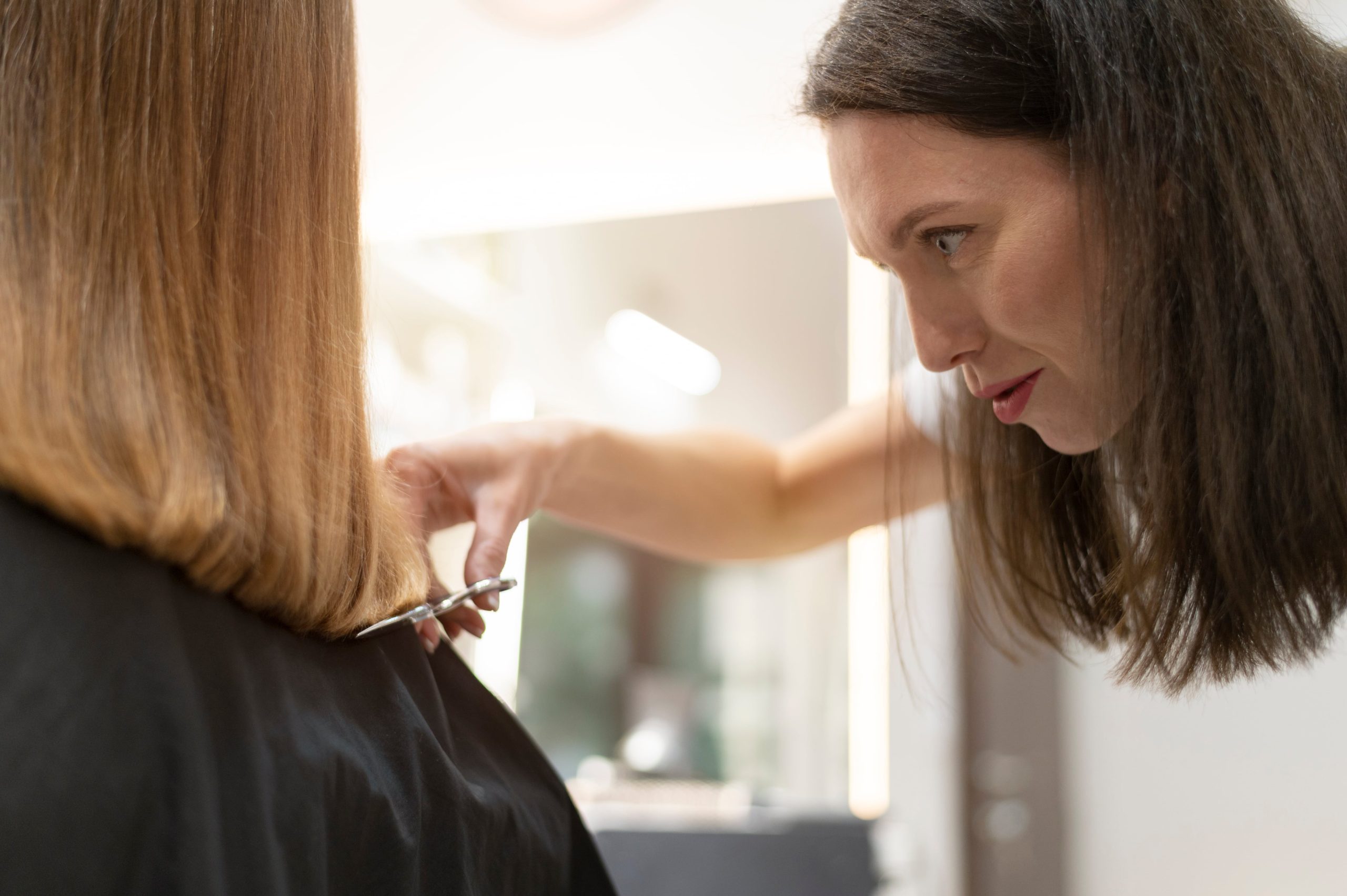 Para mujeres que están entre los 50 y 60 años, el corte bob con ondas es una opción práctica y moderna. (Foto: Freepik).