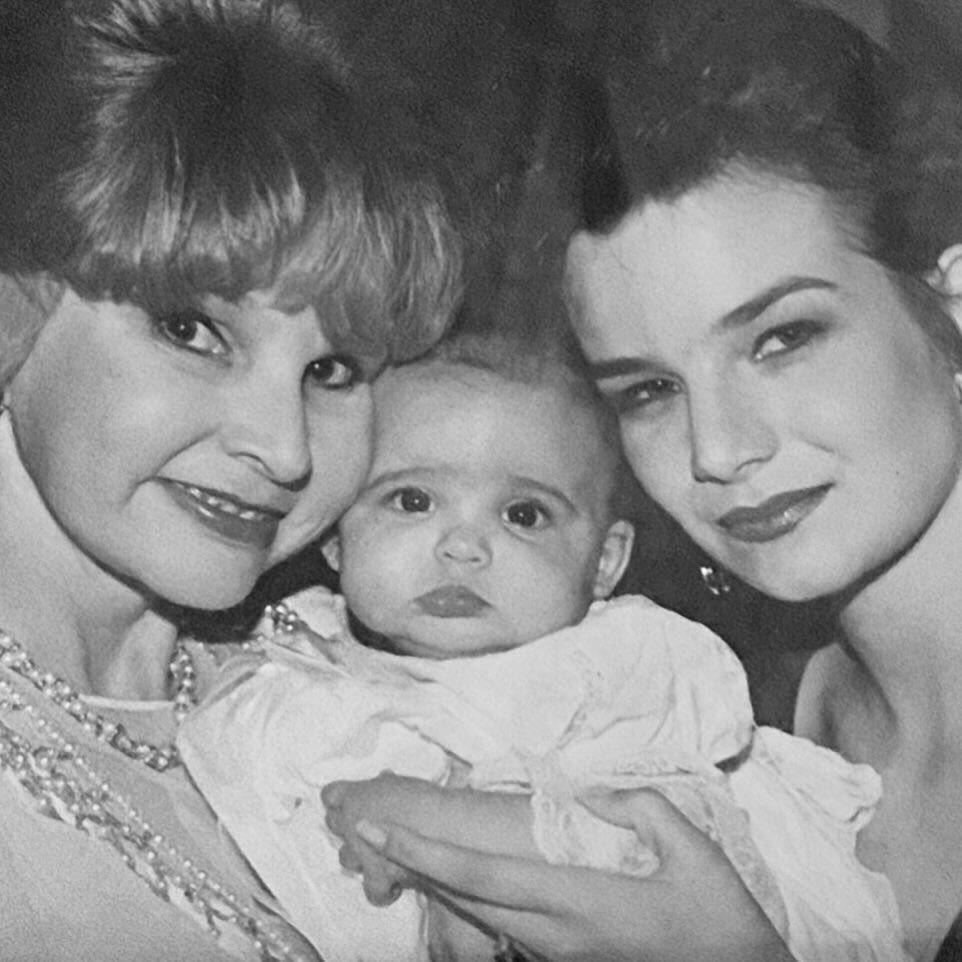Sofía Carson de bebé junto a su madre y su abuela (Instagram/@sofiacarson)