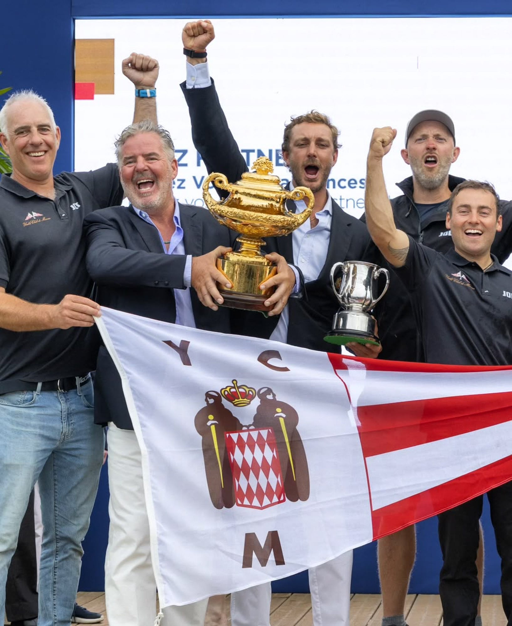 El equipo del Yacht Club Mónaco festeja la victoria con sus dos capitanes, Peter Harris y Pierre Casiraghi (en el centro de la imagen).