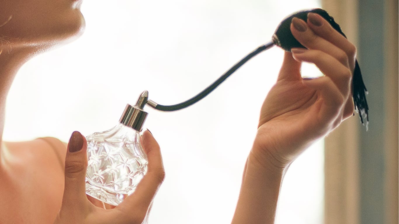 Hay mujeres que tienen varios perfumes para distintas ocasiones. (Foto: imagen generada con Inteligencia Artificial Gemini de Google).