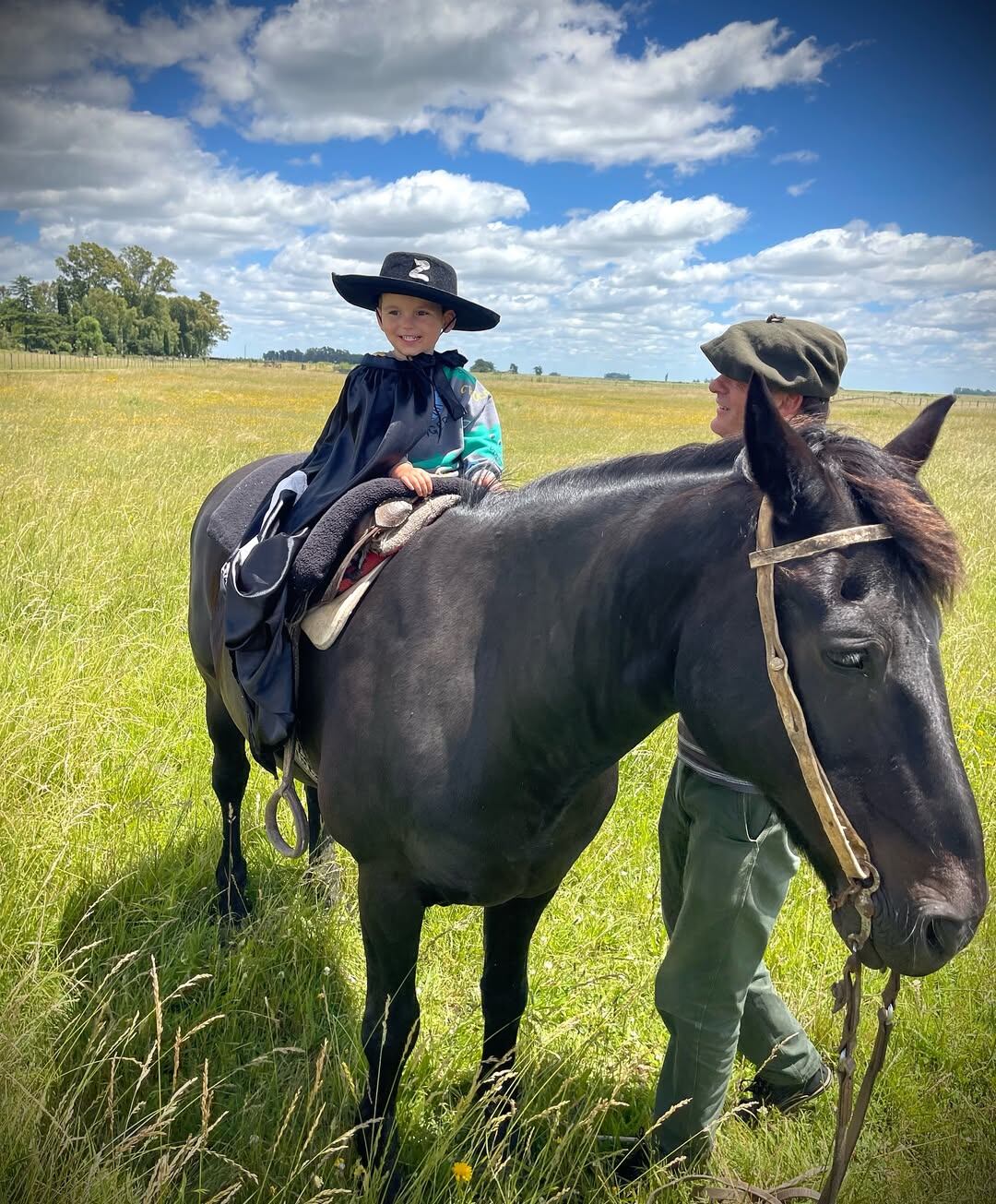 El nene se disfrazó de El Zorro para andar a caballo junto a su abuelo (Foto: instagram/julietadualde).