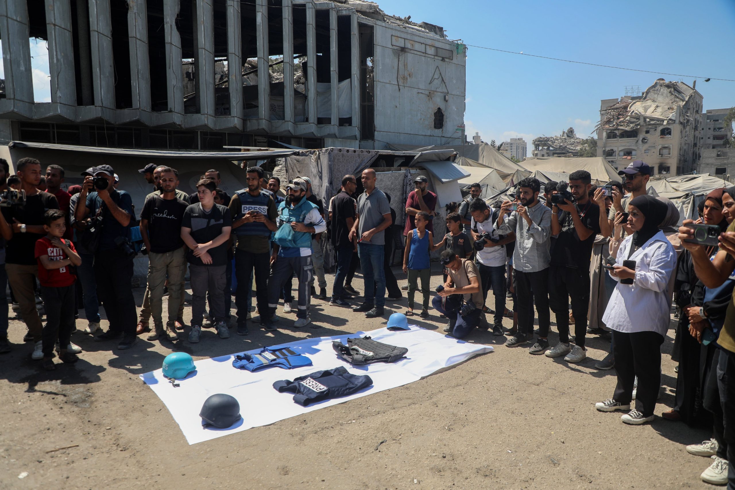 Manifestantes se reúnen en solidaridad con los periodistas asesinados por los ataques israelíes en la Franja de Gaza, durante una protesta organizada por el Sindicato de Periodistas Palestinos, en la Ciudad de Gaza, el 26 de agosto de 2025