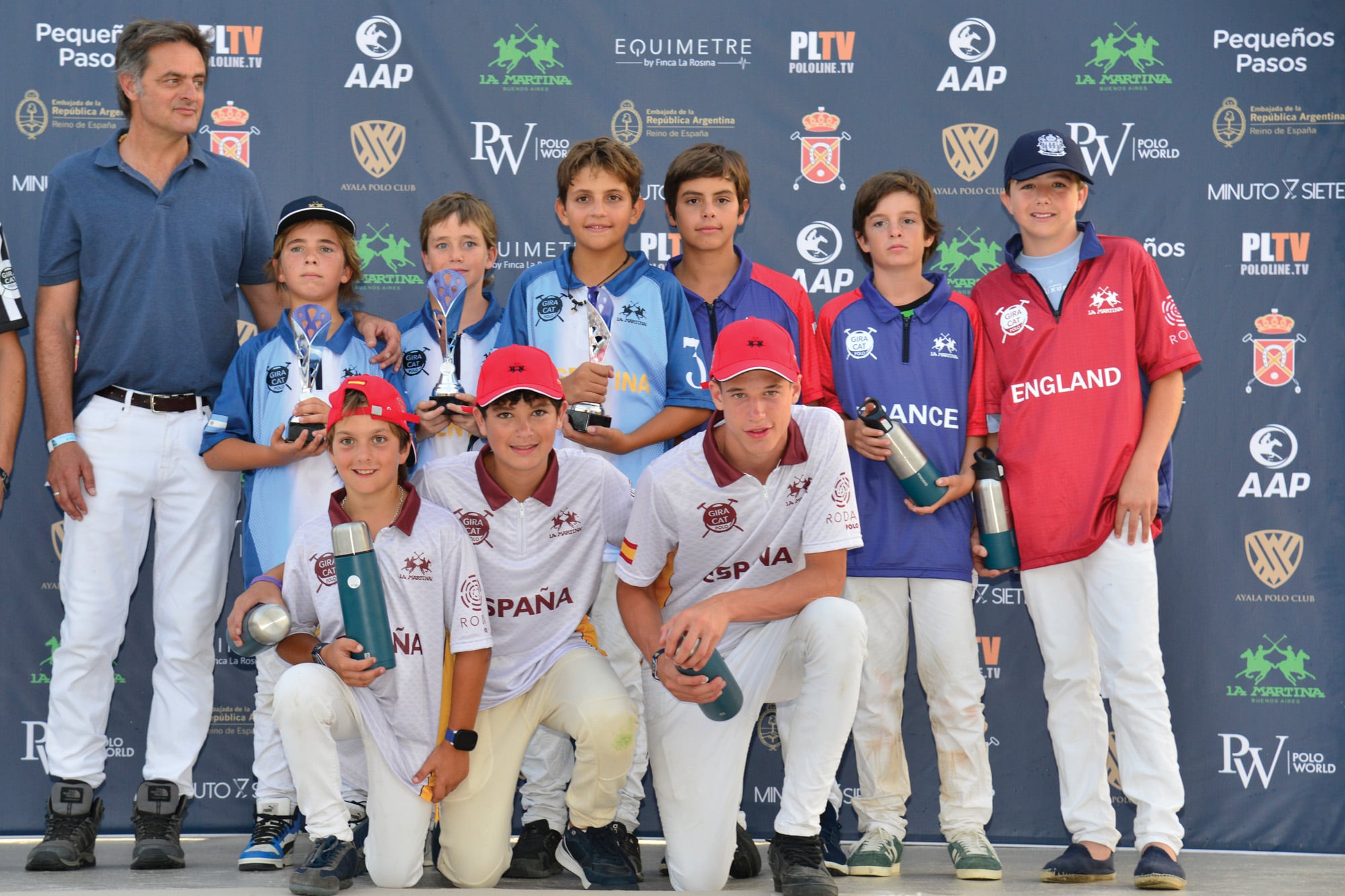 Santiago Tanoira posa con los participantes del primer Torneo Internacional Cuadrangular de Roda Polo que se jugó antes del test match