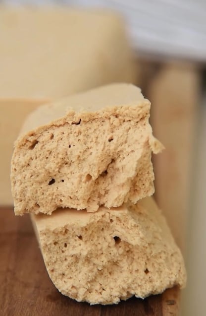 El postre de maní, conocido como Mantecol, es una golosina popular que podés hacer en tu casa sin conservantes ni aditivos