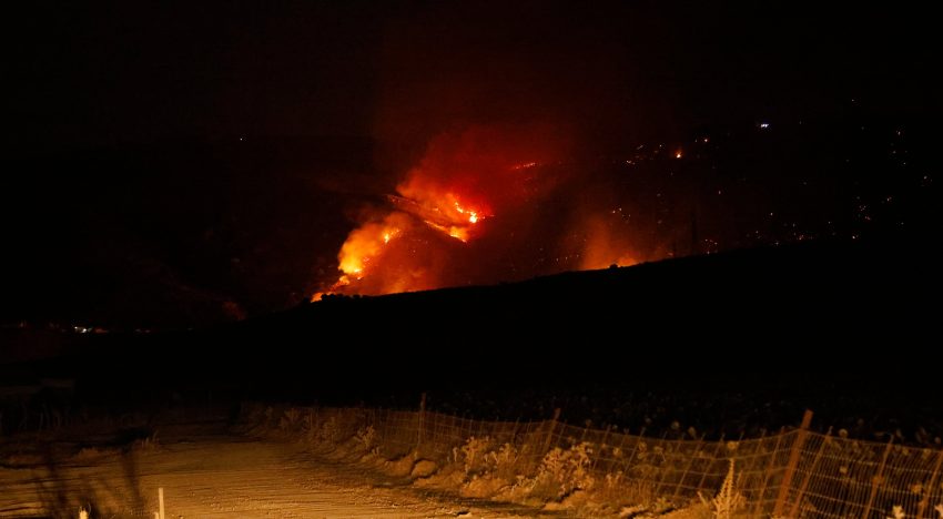 Incendios forestales activos, en directo | Miles de personas pasan la noche fuera de casa por los incendios en León, Madrid y Cádiz