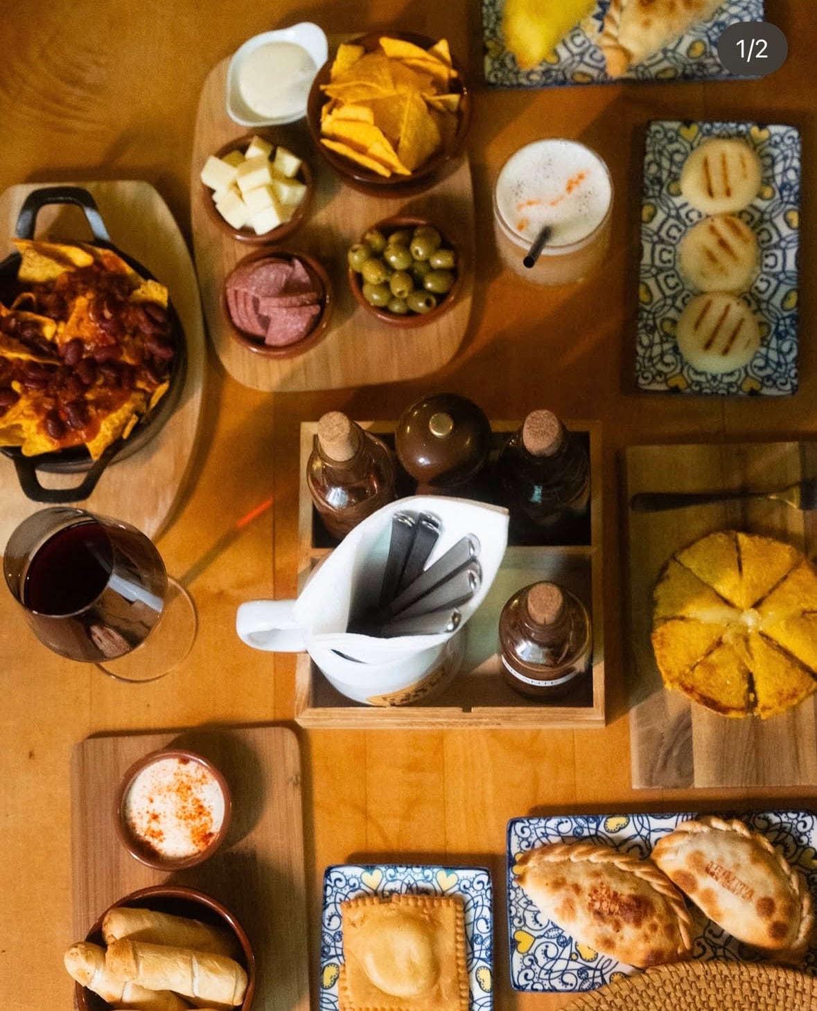 El menú incluye clásicos argentinos, como la milanesa, y arepas o tequeños venezolanos.