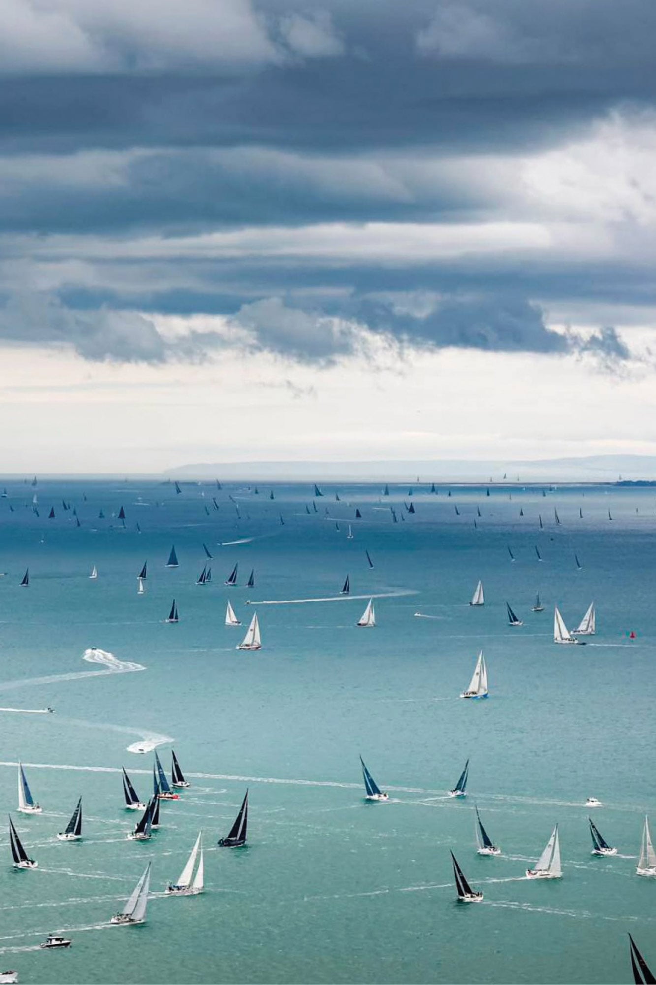 Los barcos de los quince equipos que compitieron en la regata partieron de la isla Wight el 17 de julio. Admiral's Cup se corre cada dos años, desde 1957 y, hasta esta última edición, llevaba 22 años suspendida. Es exigente y tan riesgosa que en 1979 murieron dieciocho personas durante una tormenta.