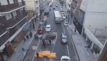 Avellaneda: un pozo de cuatro metros en una avenida genera preocupación entre los vecinos