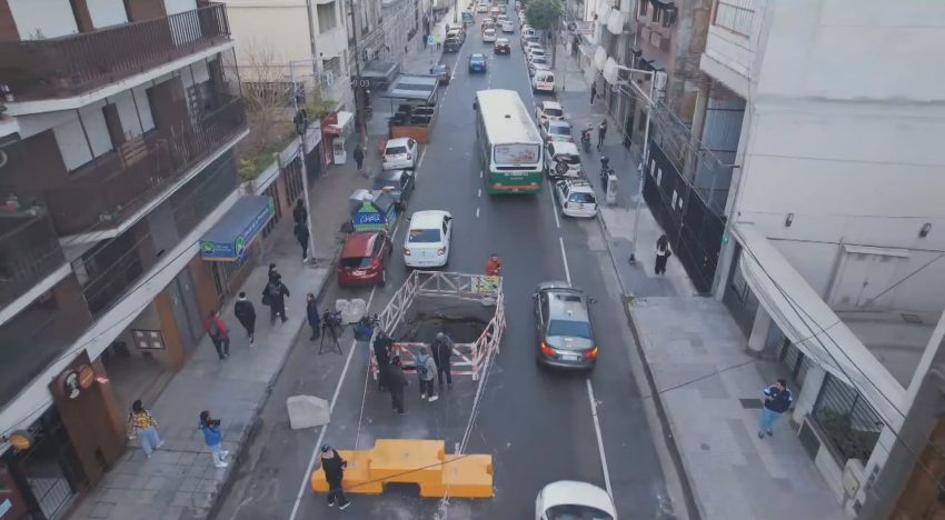 Avellaneda: un pozo de cuatro metros en una avenida genera preocupación entre los vecinos