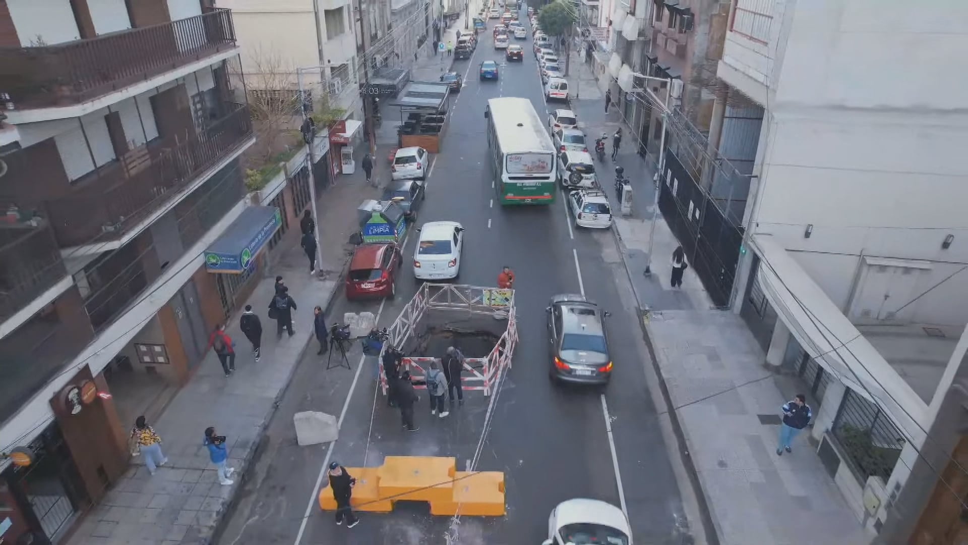 El bache está sobre avenida Alsina. (Foto: TN)