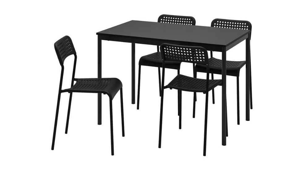 Vista de comedor con sillas de Ikea en color negro.
