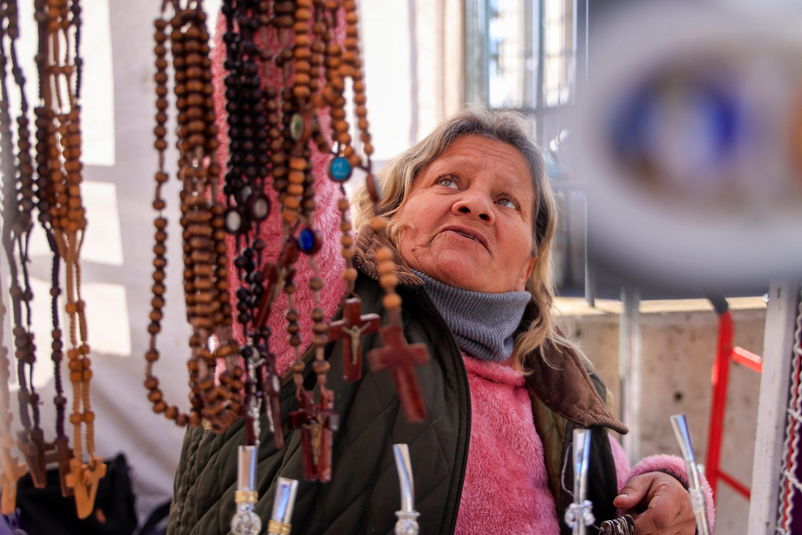 Segunda sección electoral. Norma (66) tiene un puesto de venta de objetos religiosos en el Santuario de San Nicolás
