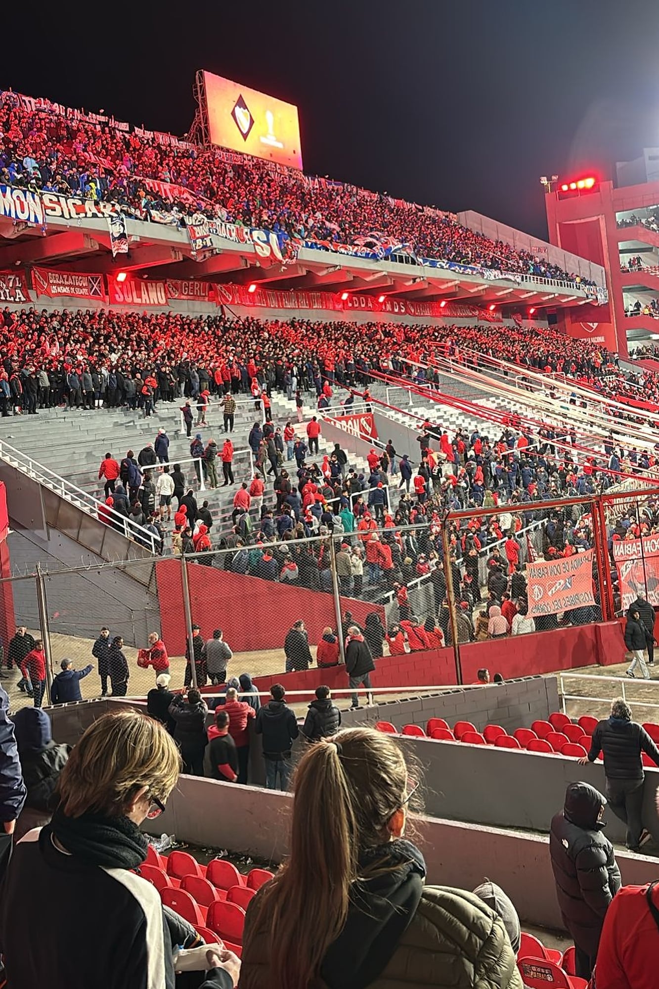 El hueco en la parte inferior de la tribuna se debe a que parte del público de Independiente se fue para no recibir proyectiles tirados desde arriba por hinchas de Universidad de Chile.