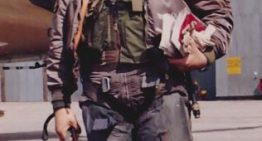 “¡Sabía que no te ibas a morir!”: la hazaña del piloto que hundió al Coventry y sobrevivió en las Islas Malvinas cuando derribaron su avión