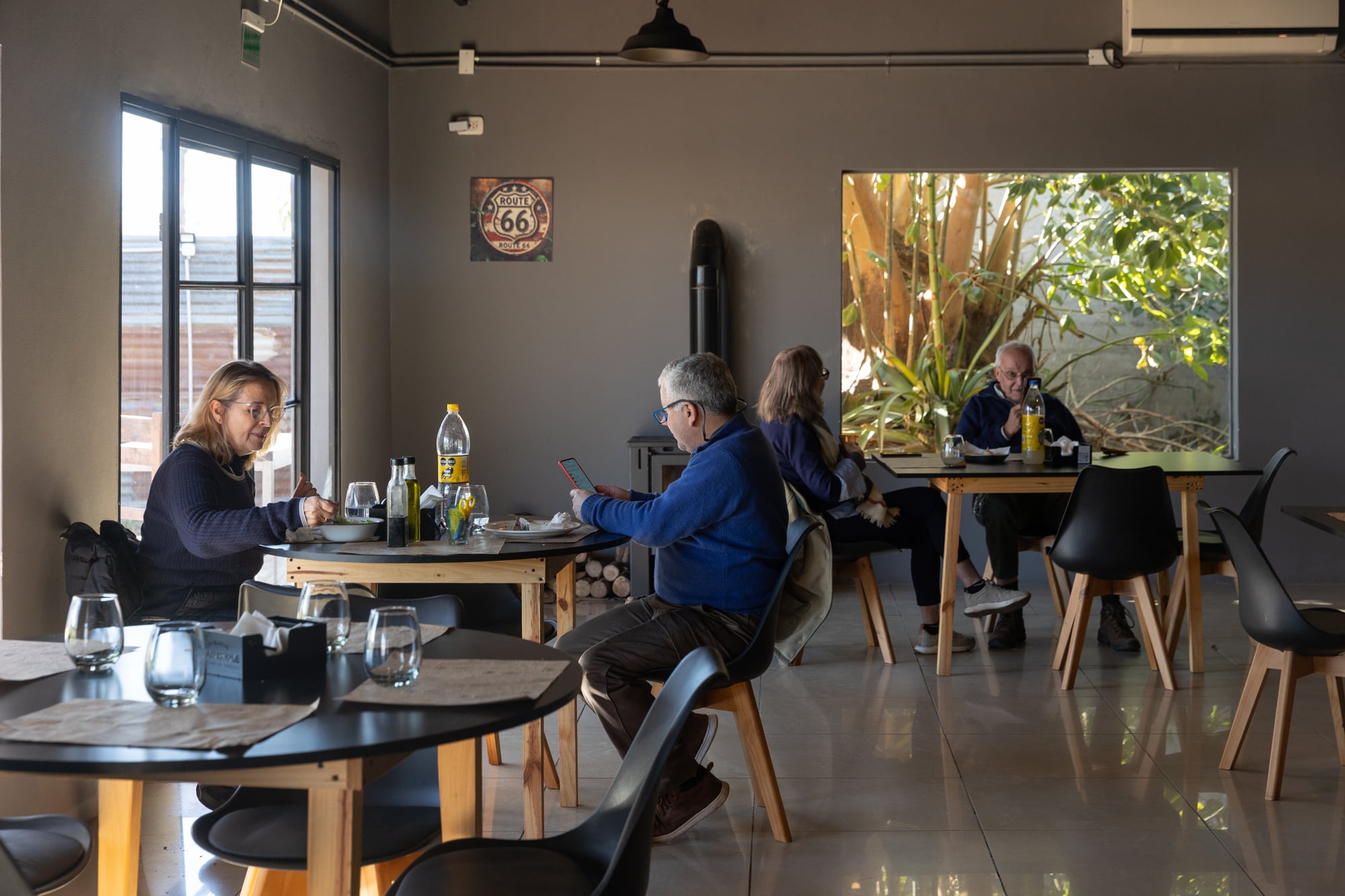 El salón es amplio y quedó muy bien puesto