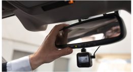 Para qué sirve el botón oculto en el retrovisor del auto y por qué puede salvarte