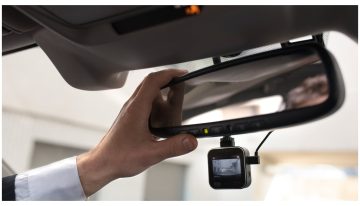 Para qué sirve el botón oculto en el retrovisor del auto y por qué puede salvarte