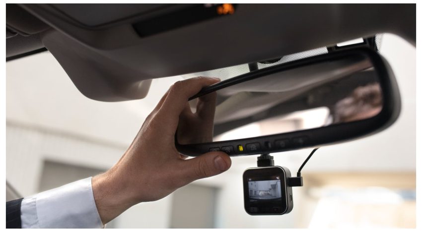 Para qué sirve el botón oculto en el retrovisor del auto y por qué puede salvarte