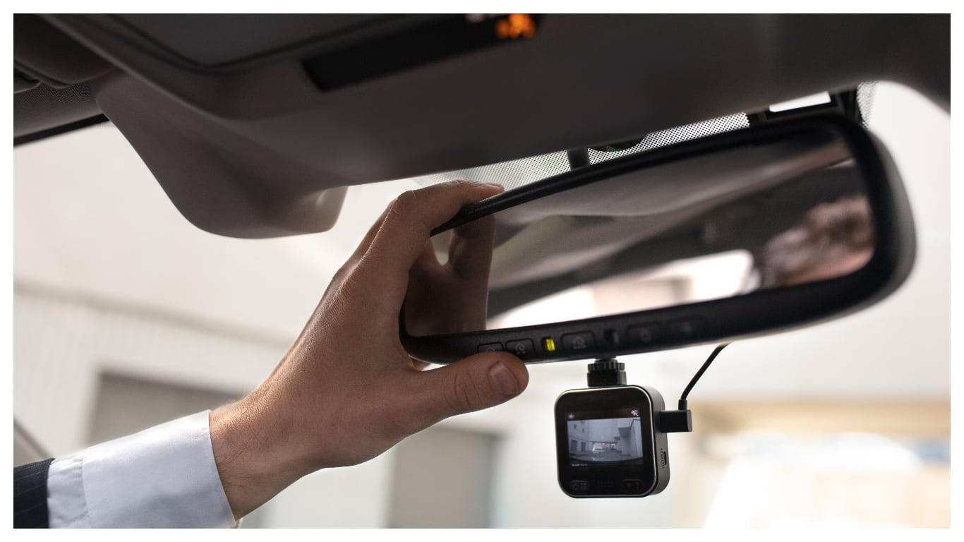 La nueva tecnología del retrovisor del auto que puede evitar que te encandile la luz del resto. Foto: Freepik.
